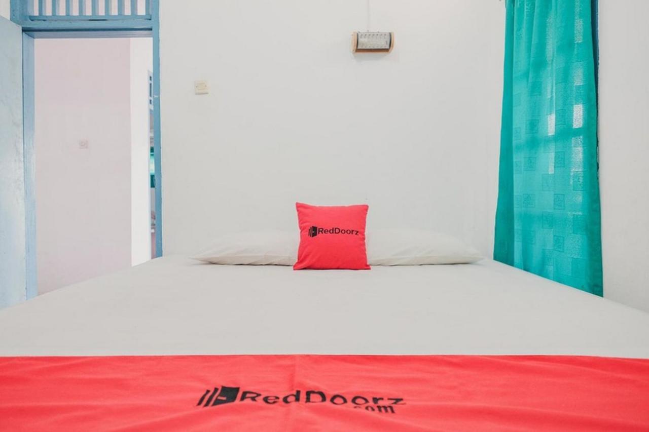 RedDoorz near Pantai Florida Anyer Hotel Serang Esterno foto