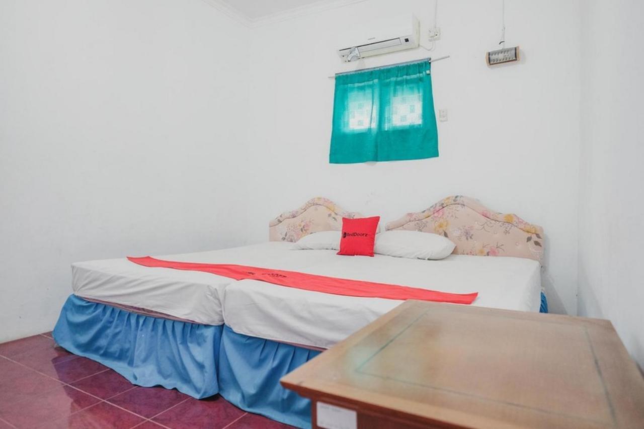 RedDoorz near Pantai Florida Anyer Hotel Serang Esterno foto