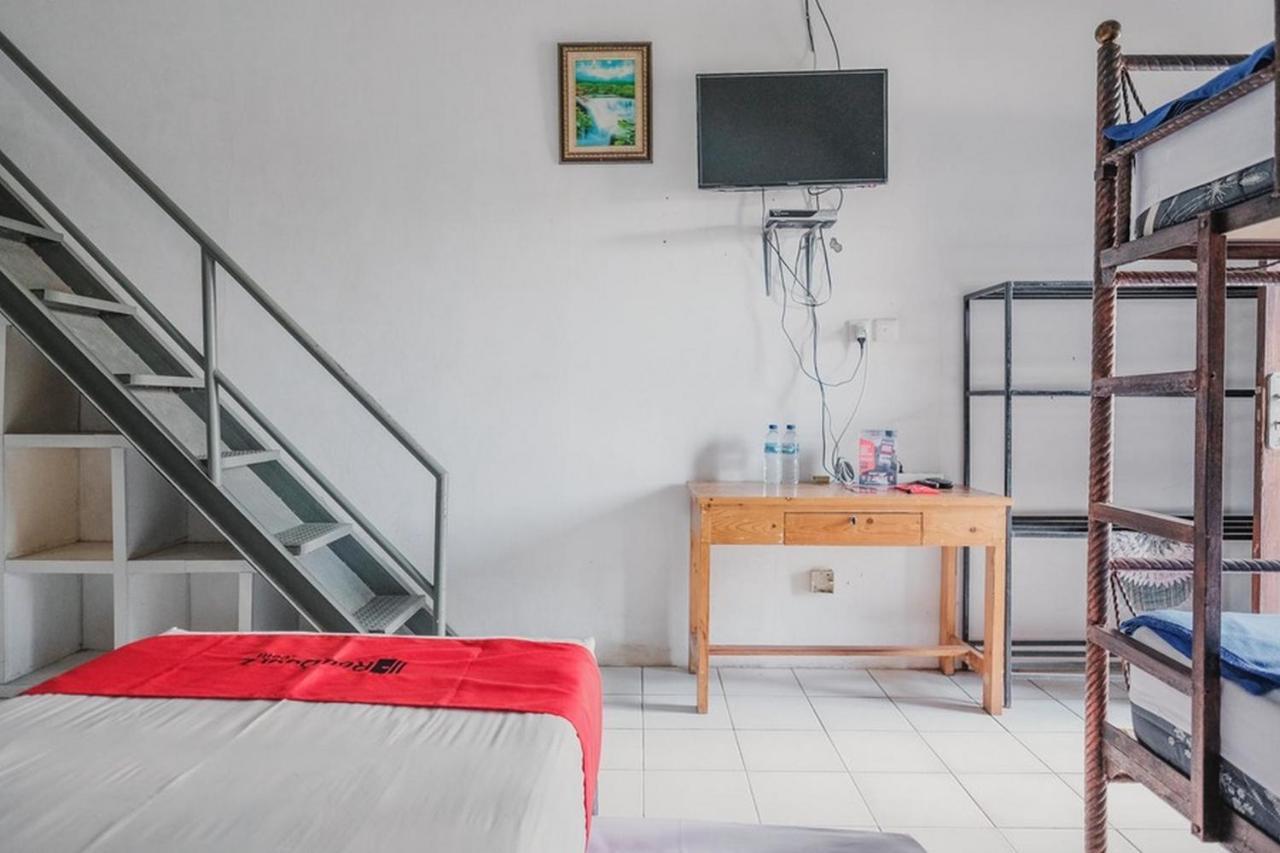 RedDoorz near Pantai Florida Anyer Hotel Serang Esterno foto
