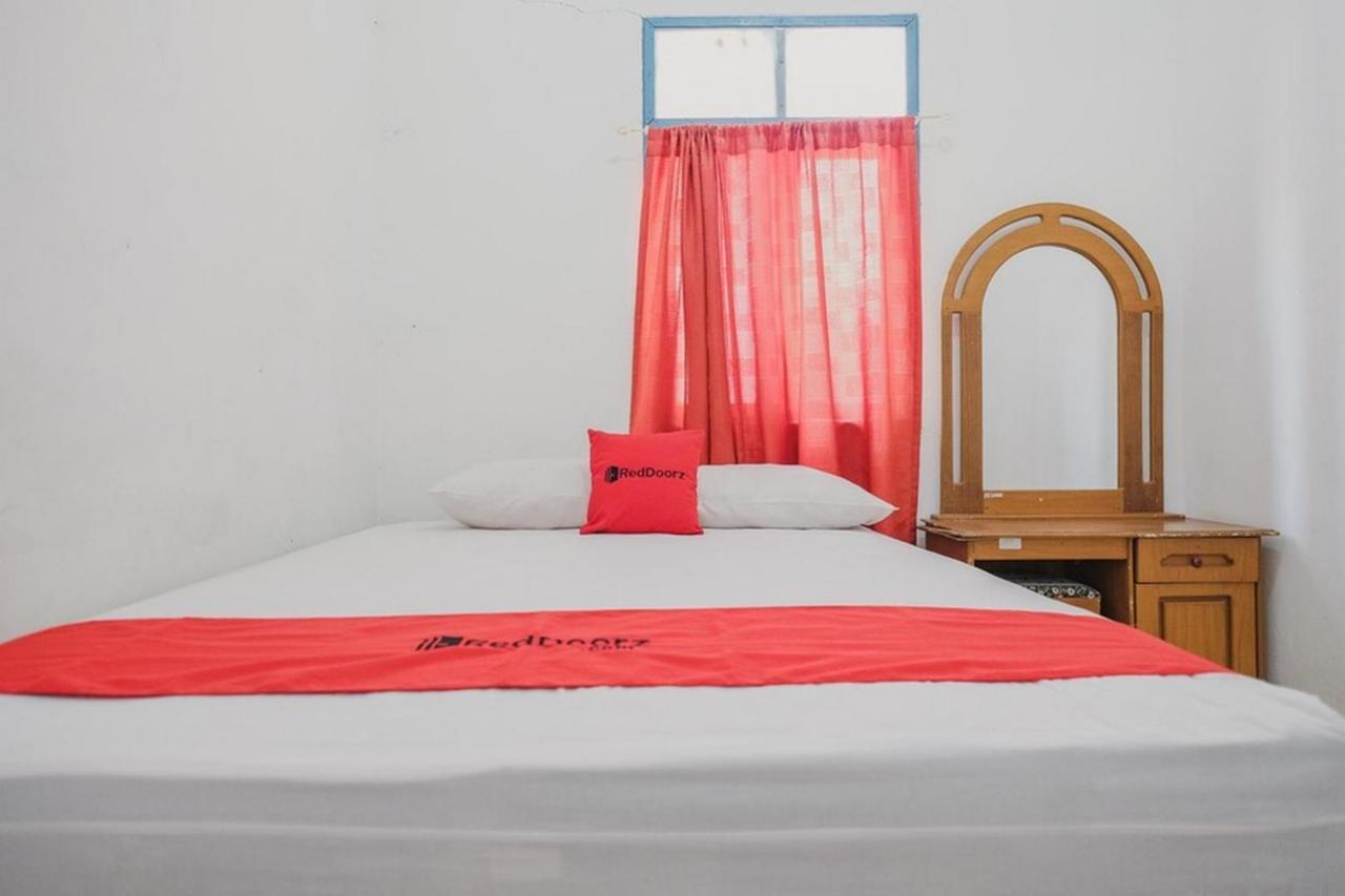 RedDoorz near Pantai Florida Anyer Hotel Serang Esterno foto