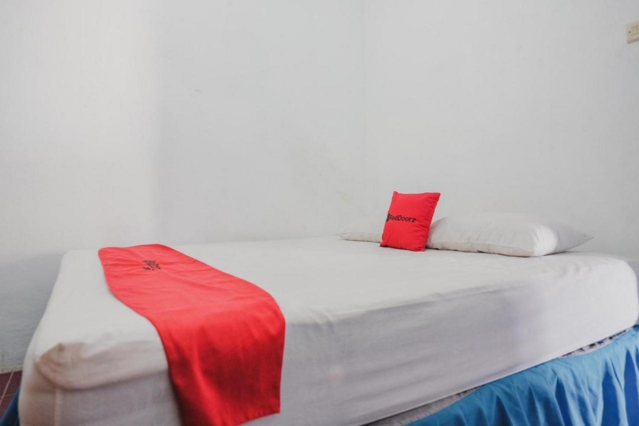 RedDoorz near Pantai Florida Anyer Hotel Serang Esterno foto
