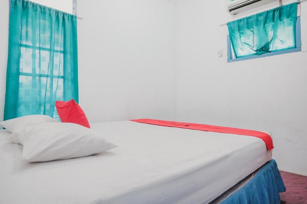 RedDoorz near Pantai Florida Anyer Hotel Serang Esterno foto