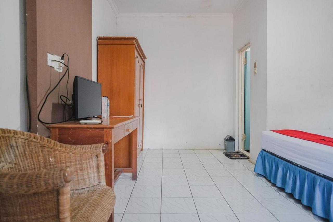 RedDoorz near Pantai Florida Anyer Hotel Serang Esterno foto