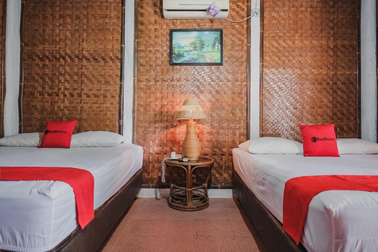 RedDoorz near Pantai Florida Anyer Hotel Serang Esterno foto
