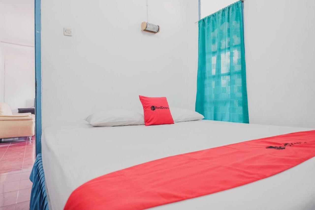RedDoorz near Pantai Florida Anyer Hotel Serang Esterno foto